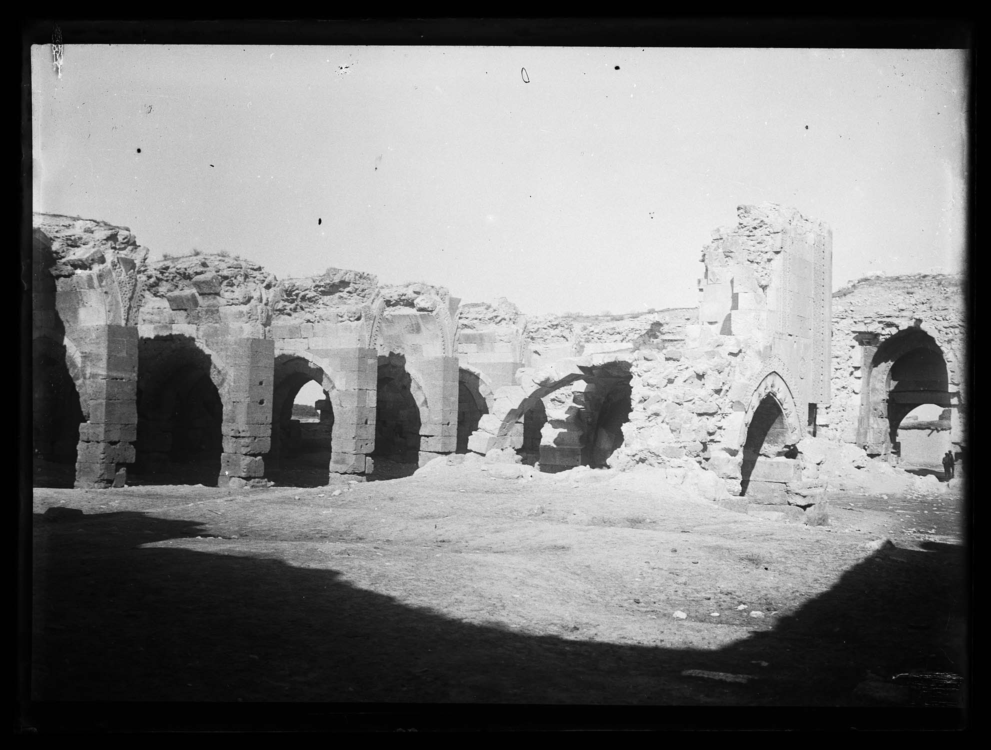 Ruines de la mosquée et cour intérieure